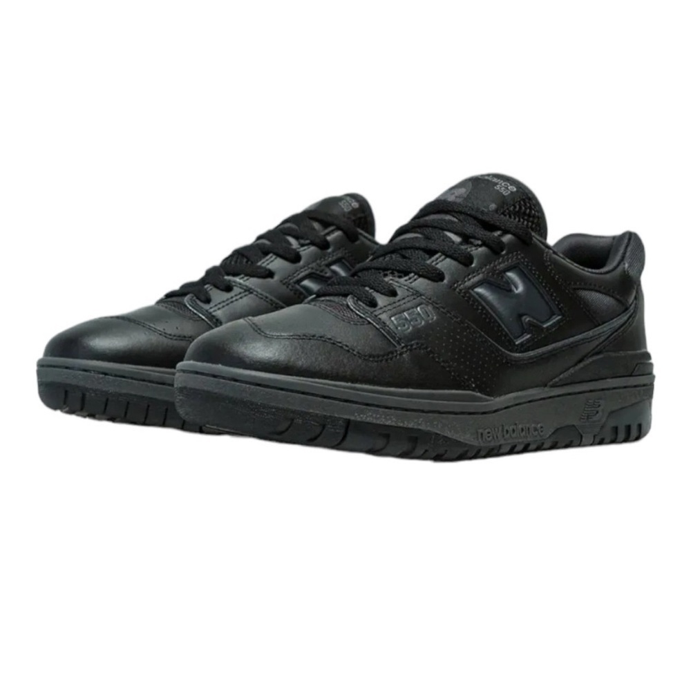 NEW BALANCE 550 BLACK
UNIVERSAL SHOES SIZE 7